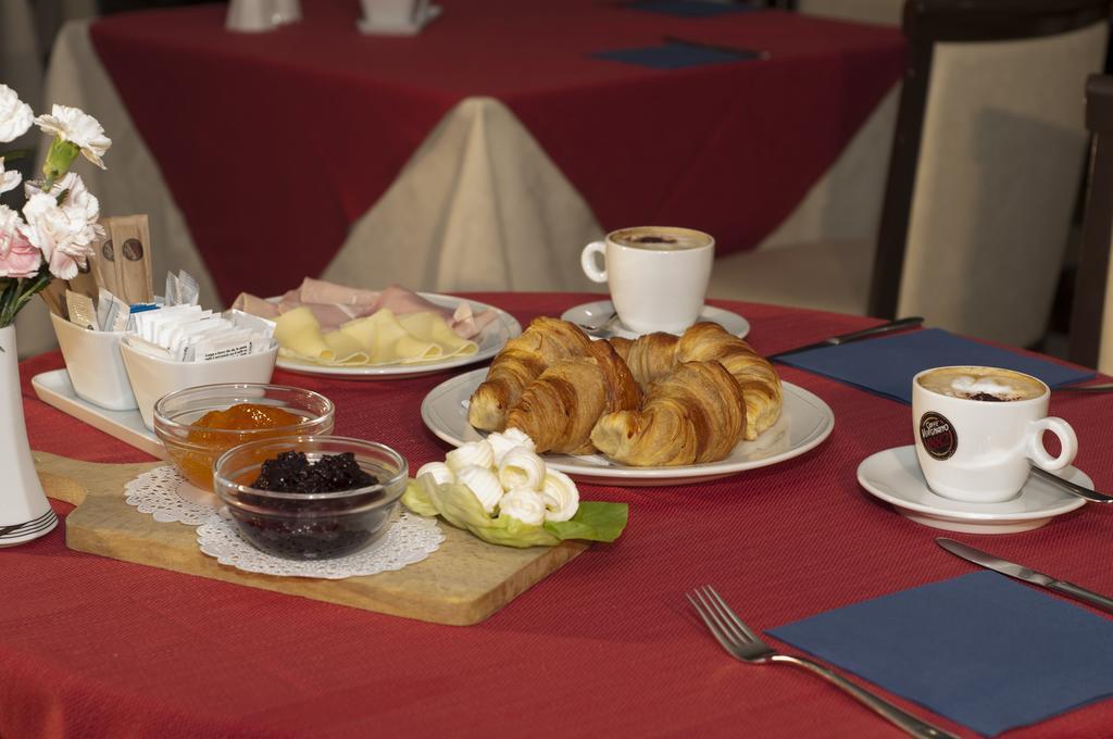 Hotel Brindor Poirino Экстерьер фото