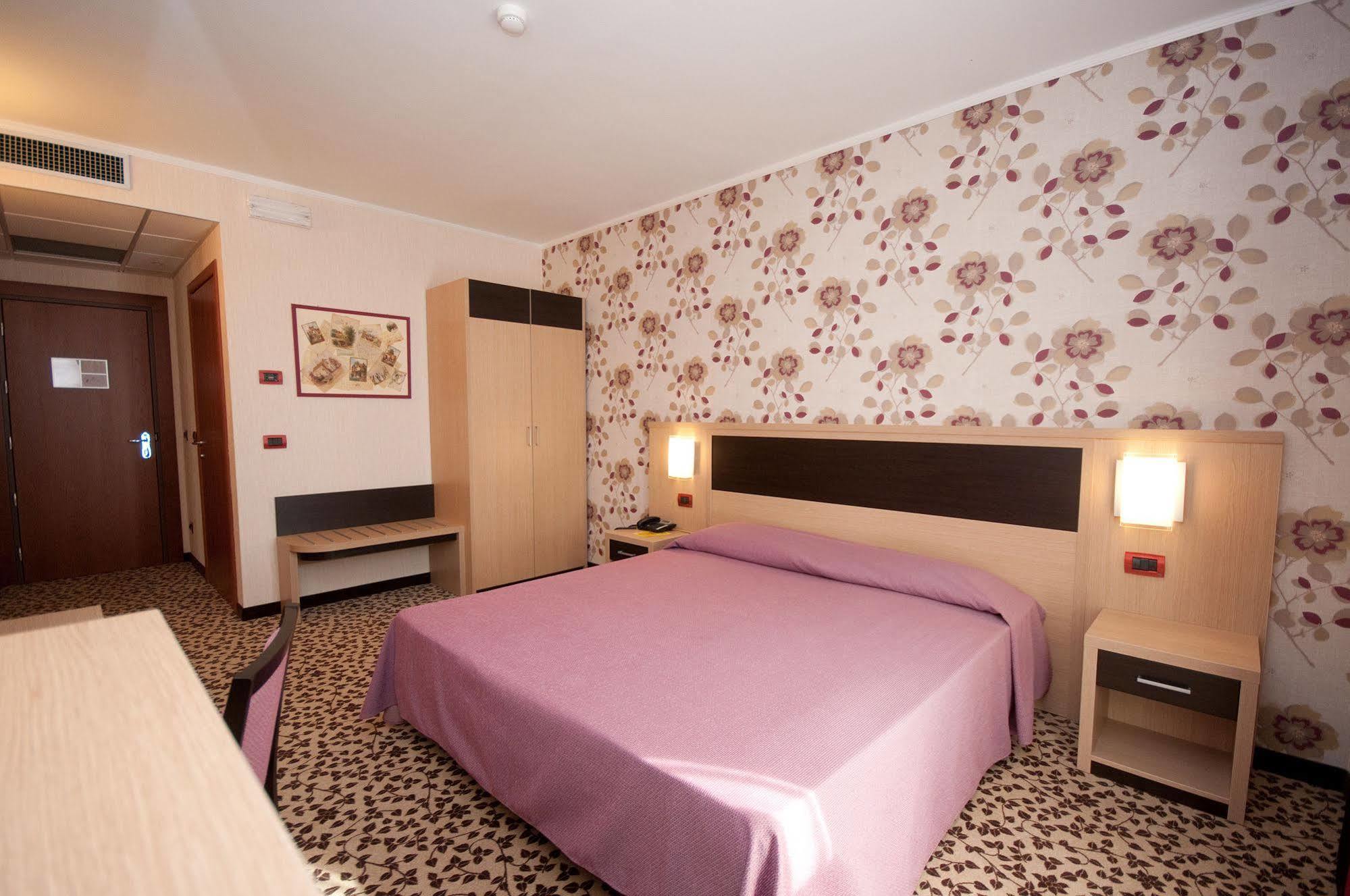 Hotel Brindor Poirino Экстерьер фото