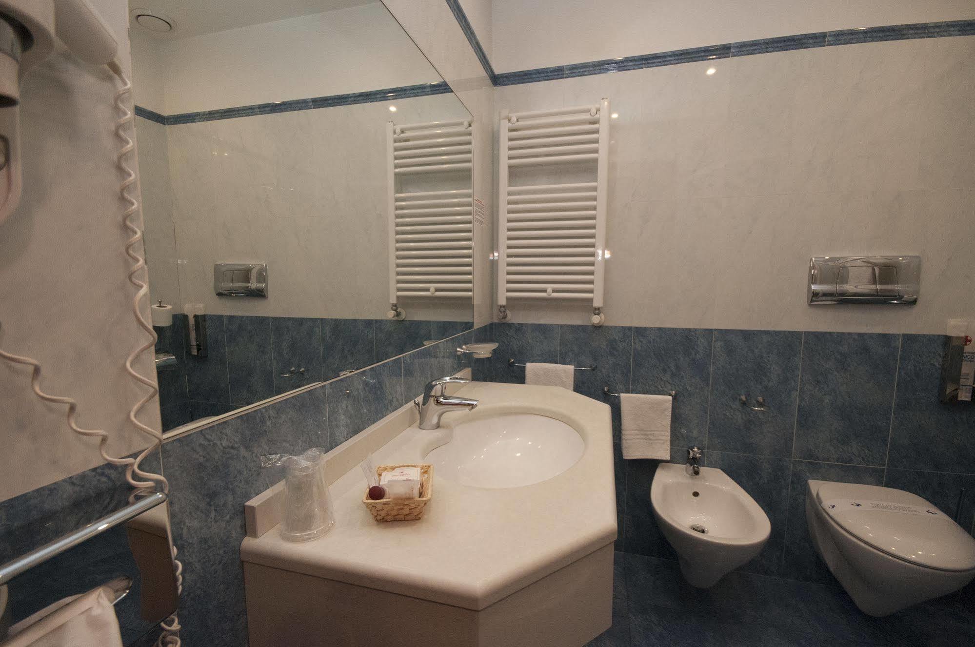 Hotel Brindor Poirino Экстерьер фото