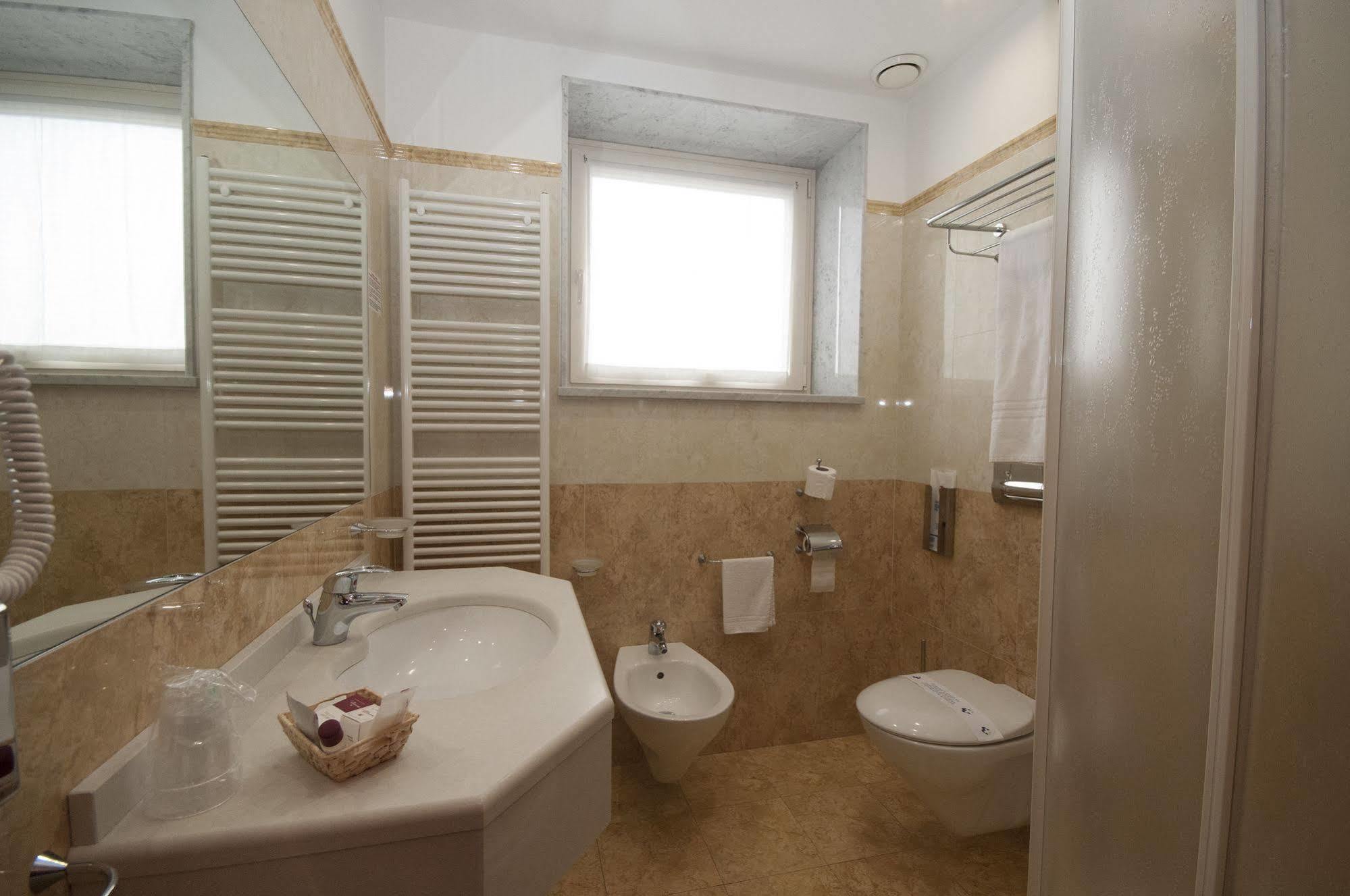 Hotel Brindor Poirino Экстерьер фото