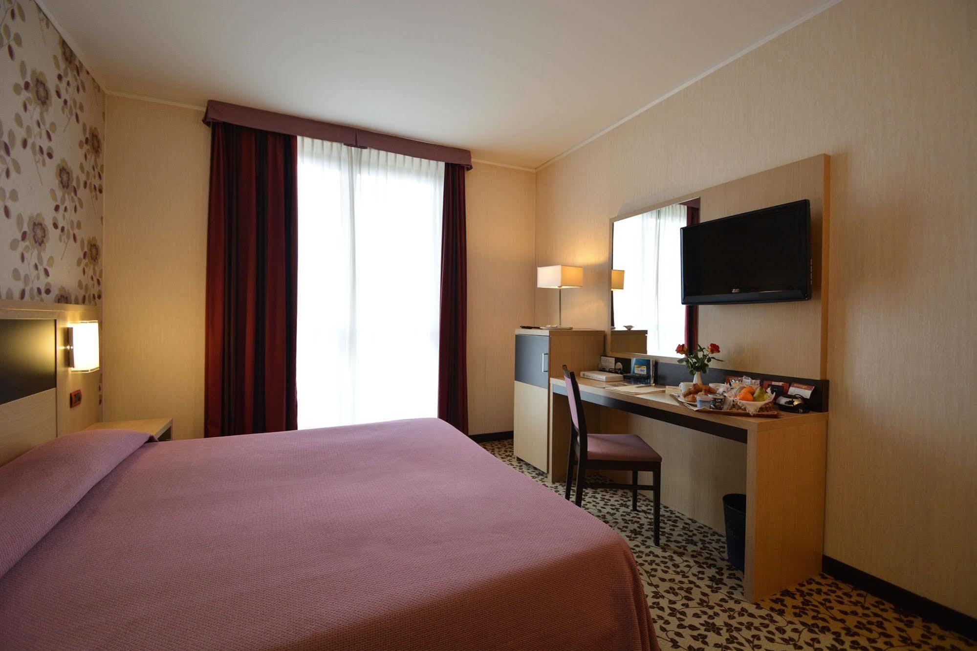Hotel Brindor Poirino Экстерьер фото