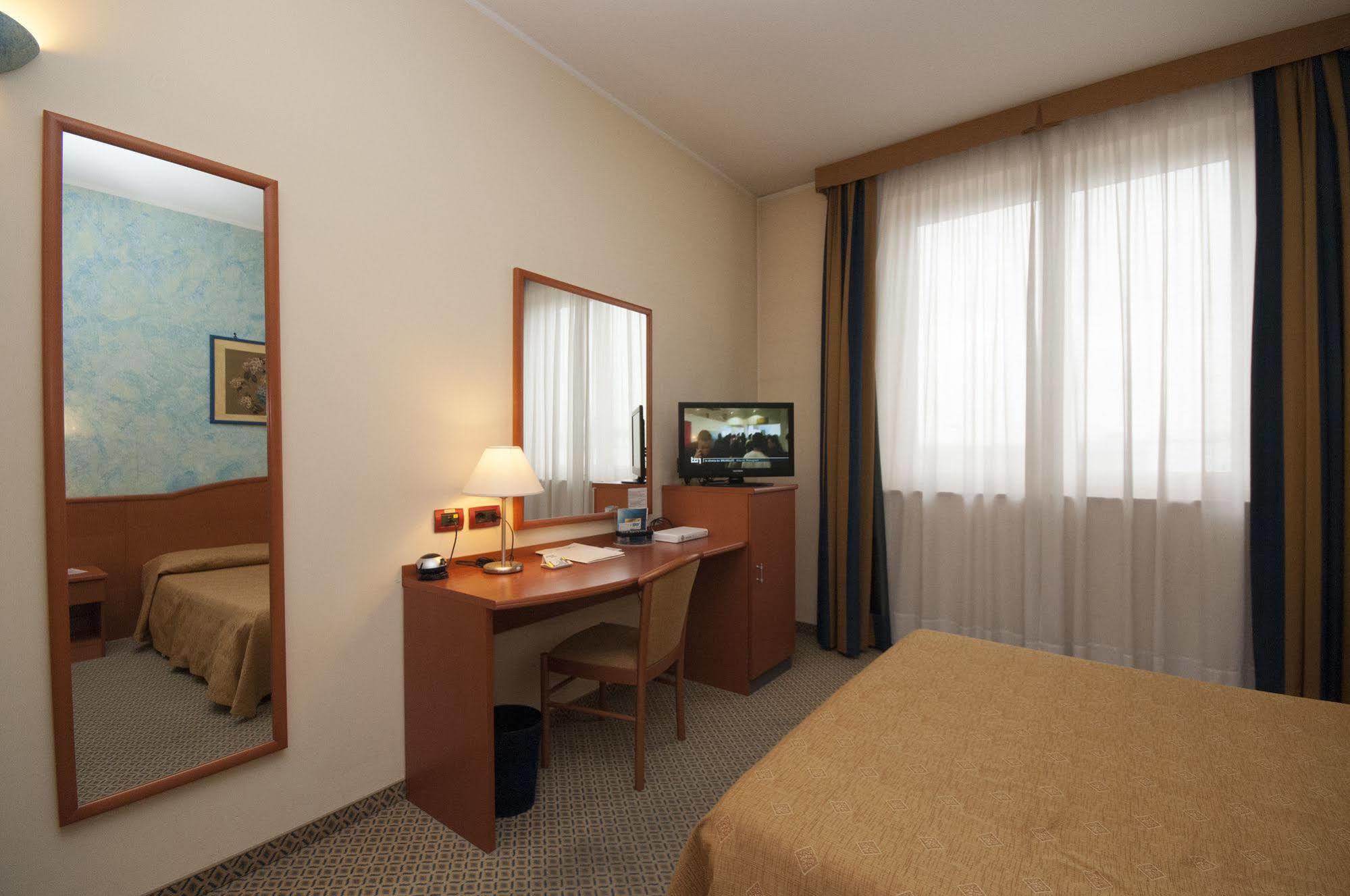 Hotel Brindor Poirino Экстерьер фото